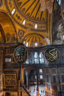 İSTANBUL - 26 Kasım 2016: İstanbul, Türkiye 'de Ayasofya (Ayasofya) iç kesimi. Ayasofya bir Yunan Ortodoks Hıristiyan ataerkil bazilikası, daha sonra bir imparatorluk camisi ve şimdi de bir müze..