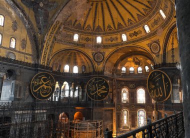 İSTANBUL - 26 Kasım 2016: İstanbul, Türkiye 'de Ayasofya (Ayasofya) iç kesimi. Ayasofya bir Yunan Ortodoks Hıristiyan ataerkil bazilikası, daha sonra bir imparatorluk camisi ve şimdi de bir müze..
