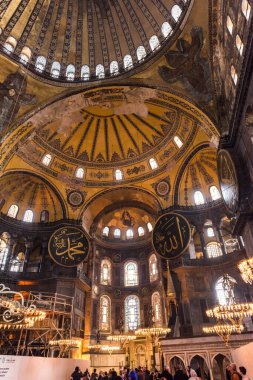 İSTANBUL - 26 Kasım 2016: İstanbul, Türkiye 'de Ayasofya (Ayasofya) iç kesimi. Ayasofya bir Yunan Ortodoks Hıristiyan ataerkil bazilikası, daha sonra bir imparatorluk camisi ve şimdi de bir müze..