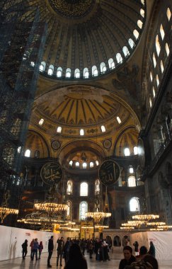İSTANBUL - 26 Kasım 2016: İstanbul, Türkiye 'de Ayasofya (Ayasofya) iç kesimi. Ayasofya bir Yunan Ortodoks Hıristiyan ataerkil bazilikası, daha sonra bir imparatorluk camisi ve şimdi de bir müze..