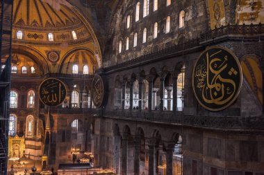 İSTANBUL - 26 Kasım 2016: İstanbul, Türkiye 'de Ayasofya (Ayasofya) iç kesimi. Ayasofya bir Yunan Ortodoks Hıristiyan ataerkil bazilikası, daha sonra bir imparatorluk camisi ve şimdi de bir müze..