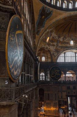 İSTANBUL - 26 Kasım 2016: İstanbul, Türkiye 'de Ayasofya (Ayasofya) iç kesimi. Ayasofya bir Yunan Ortodoks Hıristiyan ataerkil bazilikası, daha sonra bir imparatorluk camisi ve şimdi de bir müze..