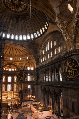 İSTANBUL - 26 Kasım 2016: İstanbul, Türkiye 'de Ayasofya (Ayasofya) iç kesimi. Ayasofya bir Yunan Ortodoks Hıristiyan ataerkil bazilikası, daha sonra bir imparatorluk camisi ve şimdi de bir müze..