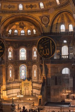 İSTANBUL - 26 Kasım 2016: İstanbul, Türkiye 'de Ayasofya (Ayasofya) iç kesimi. Ayasofya bir Yunan Ortodoks Hıristiyan ataerkil bazilikası, daha sonra bir imparatorluk camisi ve şimdi de bir müze..