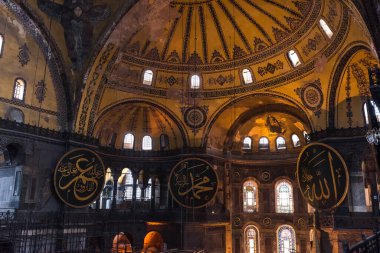 İSTANBUL - 26 Kasım 2016: İstanbul, Türkiye 'de Ayasofya (Ayasofya) iç kesimi. Ayasofya bir Yunan Ortodoks Hıristiyan ataerkil bazilikası, daha sonra bir imparatorluk camisi ve şimdi de bir müze..