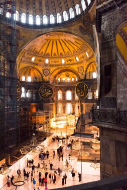 İSTANBUL - 26 Kasım 2016: İstanbul, Türkiye 'de Ayasofya (Ayasofya) iç kesimi. Ayasofya bir Yunan Ortodoks Hıristiyan ataerkil bazilikası, daha sonra bir imparatorluk camisi ve şimdi de bir müze..