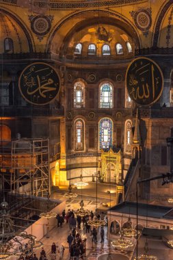İSTANBUL - 26 Kasım 2016: İstanbul, Türkiye 'de Ayasofya (Ayasofya) iç kesimi. Ayasofya bir Yunan Ortodoks Hıristiyan ataerkil bazilikası, daha sonra bir imparatorluk camisi ve şimdi de bir müze..