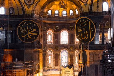 İSTANBUL - 26 Kasım 2016: İstanbul, Türkiye 'de Ayasofya (Ayasofya) iç kesimi. Ayasofya bir Yunan Ortodoks Hıristiyan ataerkil bazilikası, daha sonra bir imparatorluk camisi ve şimdi de bir müze..