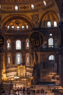 İSTANBUL - 26 Kasım 2016: İstanbul, Türkiye 'de Ayasofya (Ayasofya) iç kesimi. Ayasofya bir Yunan Ortodoks Hıristiyan ataerkil bazilikası, daha sonra bir imparatorluk camisi ve şimdi de bir müze..