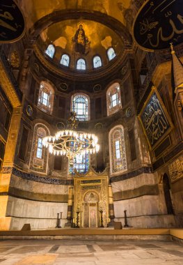 İSTANBUL - 26 Kasım 2016: İstanbul, Türkiye 'de Ayasofya (Ayasofya) iç kesimi. Ayasofya bir Yunan Ortodoks Hıristiyan ataerkil bazilikası, daha sonra bir imparatorluk camisi ve şimdi de bir müze..