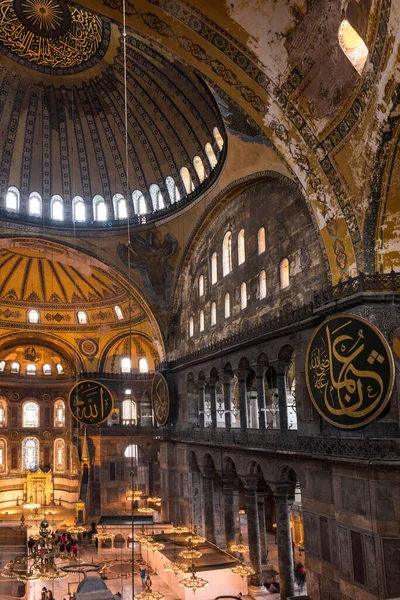 İSTANBUL - 26 Kasım 2016: İstanbul, Türkiye 'de Ayasofya (Ayasofya) iç kesimi. Ayasofya bir Yunan Ortodoks Hıristiyan ataerkil bazilikası, daha sonra bir imparatorluk camisi ve şimdi de bir müze..