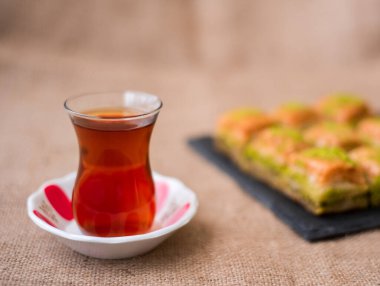 Türk tatlı baklavası ve Türk çayı.