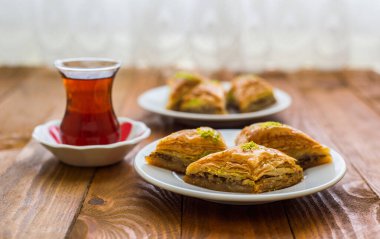 Türk tatlı baklavası ve Türk çayı.