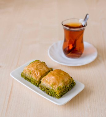 Türk tatlı baklavası ve Türk çayı.