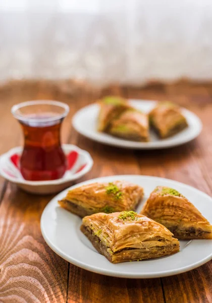 トルコ茶とプレート上のトルコの甘いバクラバ — ストック写真