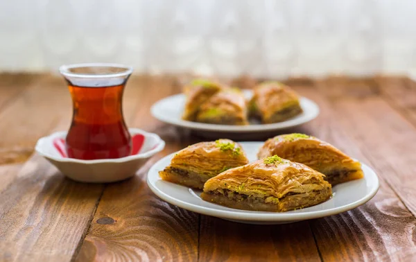 土耳其甜面包和土耳其茶放在盘子里 — 图库照片