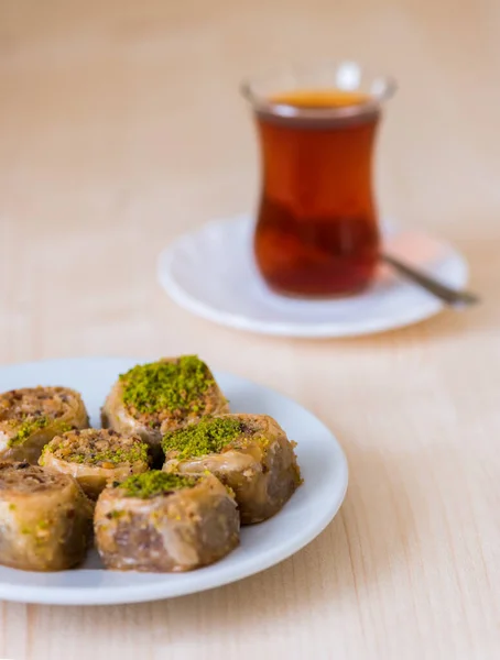 トルコ茶とプレート上のトルコの甘いバクラバ — ストック写真