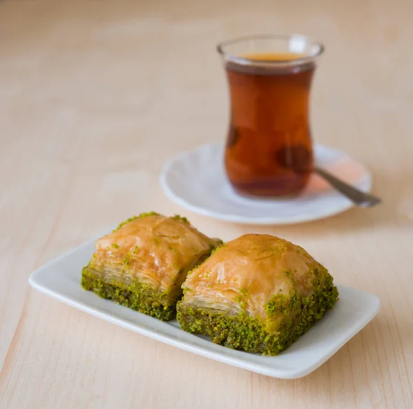 Türkische Süße Baklava Auf Dem Teller Mit Türkischem Tee — Stockfoto