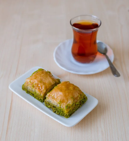 Turecká Sladká Baklava Talíři Tureckým Čajem — Stock fotografie