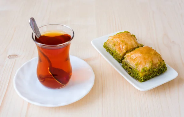 Turecká Sladká Baklava Talíři Tureckým Čajem — Stock fotografie