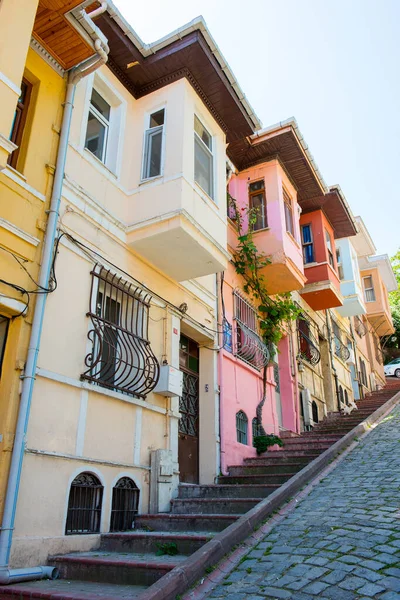 Eski şehir Balat 'ta renkli evler. İstanbul, Türkiye.
