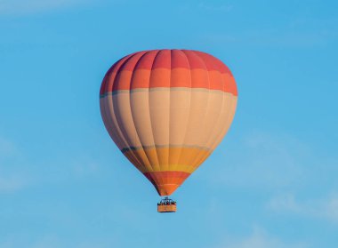 Mavi gökyüzünde sıcak hava balonu.