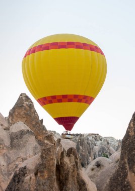 Sıcak hava balonu beyaz arkaplanda izole edildi.