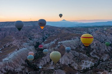 CAPPADOCIA, GOREME, TURKEY - 4 Eylül 2016: Kapadokya, Türkiye 'de kayaların üzerinde uçan sıcak hava balonu.