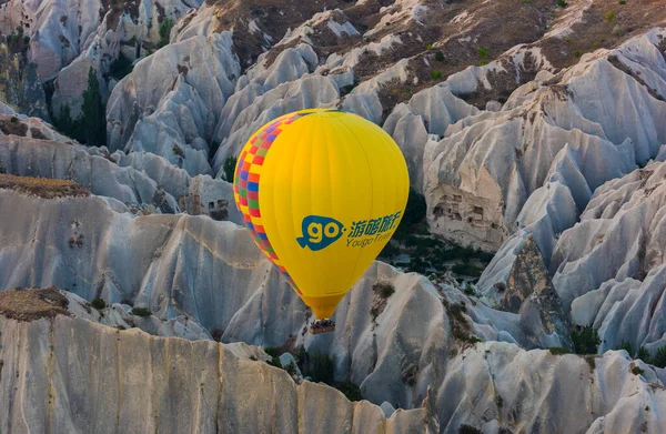 Cappadocia Goreme Turkey September 2016 Повітряна Куля Над Гірським Ландшафтом — стокове фото