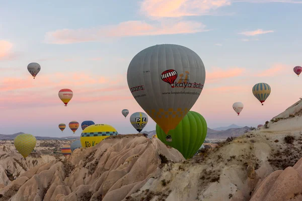 Cappadocia Goreme Turquia Setembro 2016 Balão Quente Sobrevoando Paisagem Rochosa — Fotografia de Stock