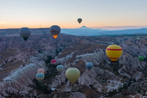 Cappadocia Goreme Turkey September 2016 Luchtballon Die Het Rotslandschap Vliegt — Stockfoto