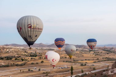 CAPPADOCIA, GOREME, TURKEY - 4 Eylül 2016: Kapadokya, Türkiye 'de kayaların üzerinde uçan sıcak hava balonu.