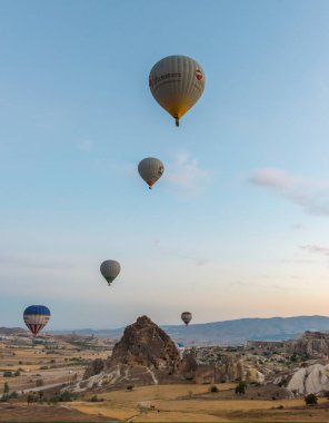 CAPPADOCIA, GOREME, TURKEY - 4 Eylül 2016: Kapadokya, Türkiye 'de kayaların üzerinde uçan sıcak hava balonu.