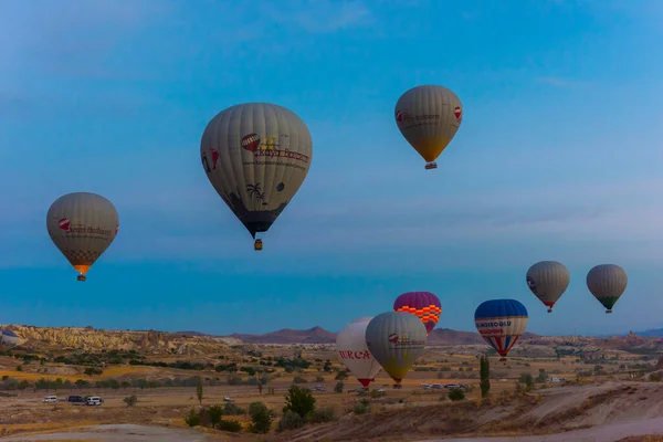 Cappadocia Goreme Turkey September 2016 Luftballong Som Flyger Över Bergslandskapet — Stockfoto
