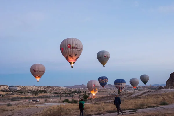 Cappadocia Goreme Turquia Setembro 2016 Balão Quente Sobrevoando Paisagem Rochosa — Fotografia de Stock