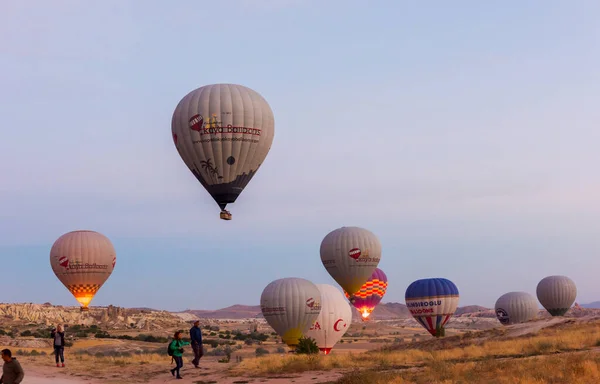 Cappadocia Goreme Turquia Setembro 2016 Balão Quente Sobrevoando Paisagem Rochosa — Fotografia de Stock