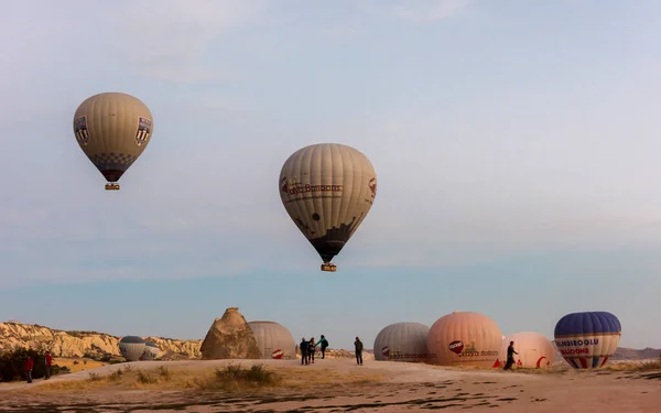 Cappadocia Goreme Turquia Setembro 2016 Balão Quente Sobrevoando Paisagem Rochosa — Fotografia de Stock