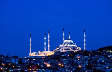 CAMLICA MOSQUE, İstanbul, Türkiye. Camlica Camii Türkiye 'nin en büyük camii. Gün batımında mavi gökyüzü olan cami.