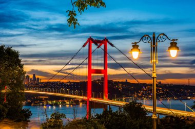 İSTANBUL, Turkey. Günbatımında İstanbul Boğazı 'nın panoramik manzarası. İstanbul Boğaz Köprüsü (15 Temmuz Şehitler Köprüsü. Türkçe: 15 Temmuz Sehitler Koprusu). Güzel bulutlu mavi gökyüzü.