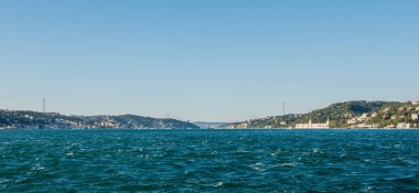 İstanbul Boğazı mavi gökyüzü manzaralı. İstanbul, Türkiye.