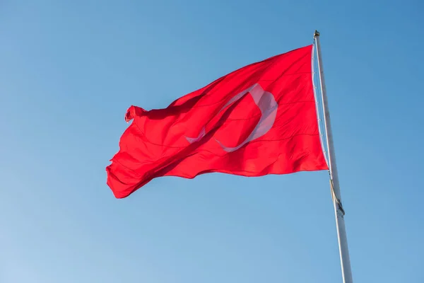 Török Zászló Hullámzó Kék Háttér — Stock Fotó