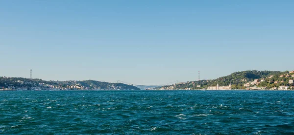 Stanbul Boğazı Mavi Gökyüzü Manzaralı Stanbul Türkiye — Stok fotoğraf