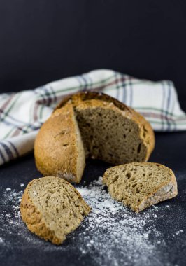 Siyah arka planda ekmek. Ekmek dilimler.