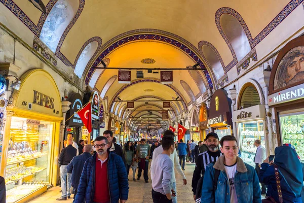İSTANBUL, TÜRKEYE - 8 ARALIK 2017: İstanbul, Türkiye 'deki Grand Bazar' da insanlar alışveriş yapıyor. KAPALİCARSI. Dünyanın en büyük kapalı pazarlarından biri..