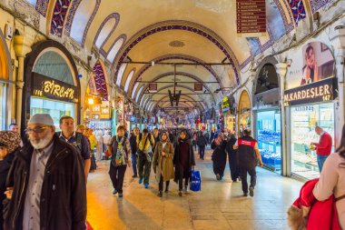 İSTANBUL, TÜRKEYE - 8 ARALIK 2017: İstanbul, Türkiye 'deki Grand Bazar' da insanlar alışveriş yapıyor. KAPALİCARSI. Dünyanın en büyük kapalı pazarlarından biri..