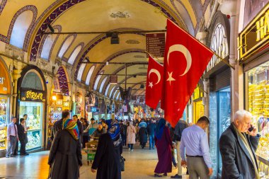 İSTANBUL, TÜRKEYE - 8 ARALIK 2017: İstanbul, Türkiye 'deki Grand Bazar' da insanlar alışveriş yapıyor. KAPALİCARSI. Dünyanın en büyük kapalı pazarlarından biri..