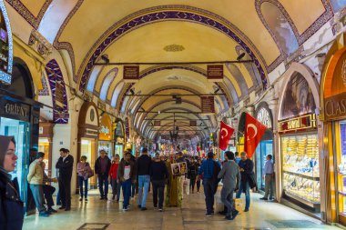 İSTANBUL, TÜRKEYE - 8 ARALIK 2017: İstanbul, Türkiye 'deki Grand Bazar' da insanlar alışveriş yapıyor. KAPALİCARSI. Dünyanın en büyük kapalı pazarlarından biri..