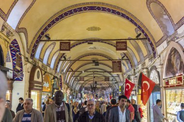 İSTANBUL, TÜRKEYE - 8 ARALIK 2017: İstanbul, Türkiye 'deki Grand Bazar' da insanlar alışveriş yapıyor. KAPALİCARSI. Dünyanın en büyük kapalı pazarlarından biri..