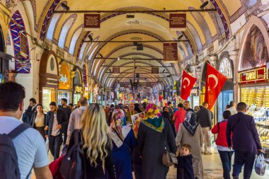 İSTANBUL, TÜRKEYE - 8 ARALIK 2017: İstanbul, Türkiye 'deki Grand Bazar' da insanlar alışveriş yapıyor. KAPALİCARSI. Dünyanın en büyük kapalı pazarlarından biri..