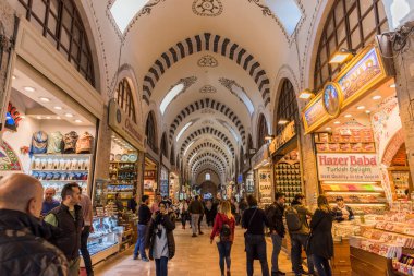 İSTANBUL, TÜRKEYE - 8 ARALIK 2017: İstanbul, Türkiye 'deki Grand Bazar' da insanlar alışveriş yapıyor. KAPALİCARSI. Dünyanın en büyük kapalı pazarlarından biri..